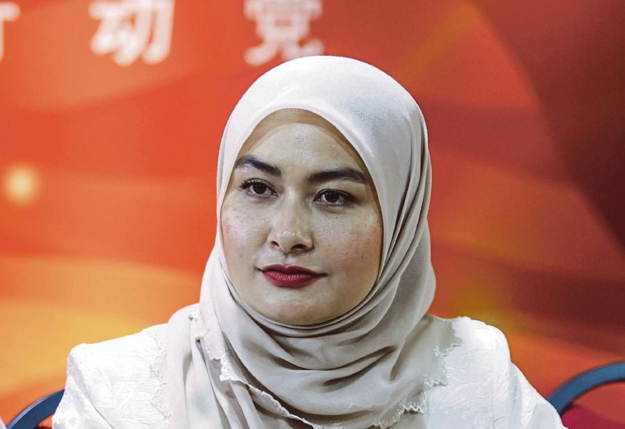 தகாத உறவுகள், பிளவுப்பட்ட குடும்பங்களைப் பிரதிபலிகின்றன