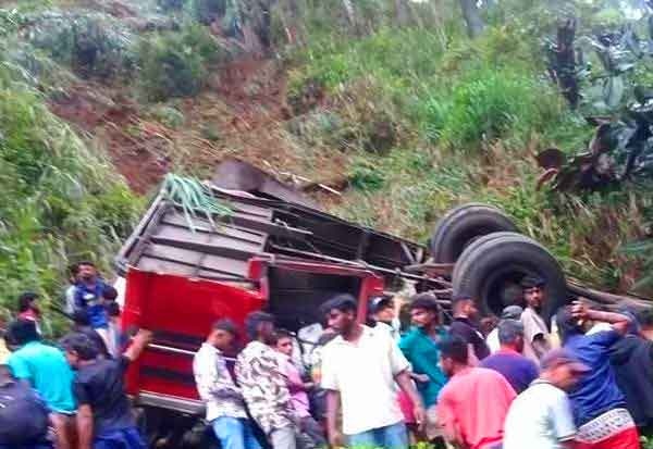 இலங்கையில் பேருந்து பள்ளத்தாக்கில் கவிழ்ந்து 21 பேர் பலி