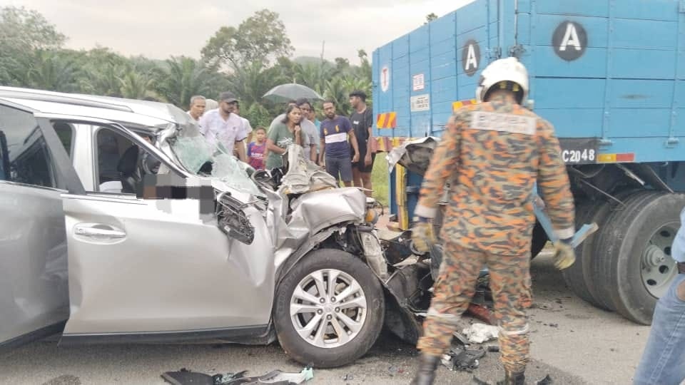 நாயை மோதுவதிலிருந்து தவிர்த்த ஆடவர் உயிரிழந்தார், மனைவி படுகாயம்