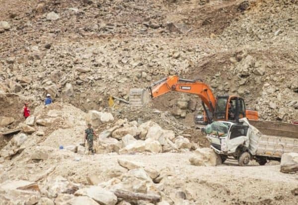 இந்தோனேசியா கல் குவாரியில் பாறை சரிந்து 13 பேர் பலி