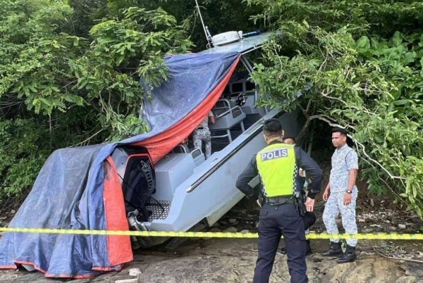 பயிற்சியின் போது அதிகாரிகளின் படகு மோதியது: இருவர் காயம்