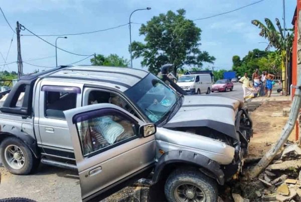 கோவில் ஒன்றின் வேலியை மோதிய தோட்ட மேலாளர் காயம்