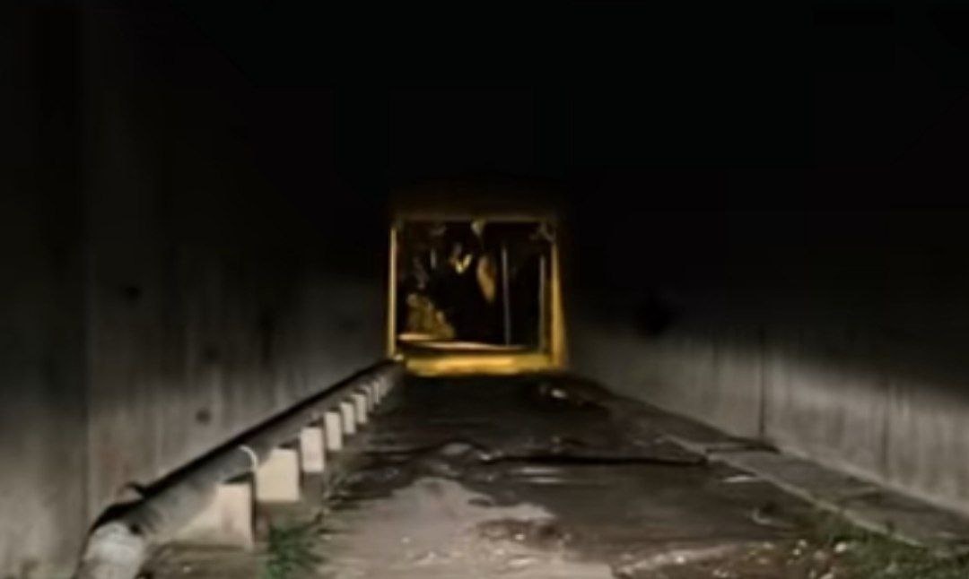 மர்மப் பாதையில் சிக்கியத் தம்பதியரை தீயணைப்பு மீட்புப் படையினர் மீட்டனர்