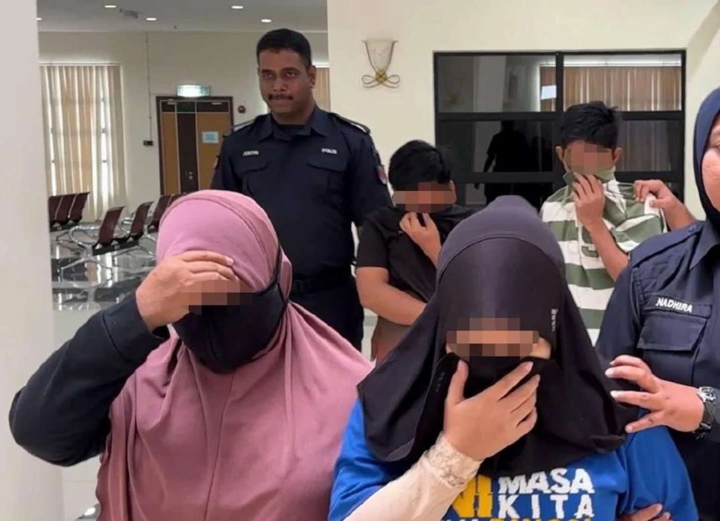 பல்பொருள் அங்காடியில் பொருட்களைக் களவாடிய குடும்பத்தினர் கைது