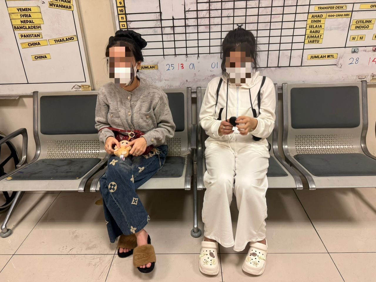 விமான நிலையத்தில் இரண்டு வியட்நாம் பெண்கள் கைது