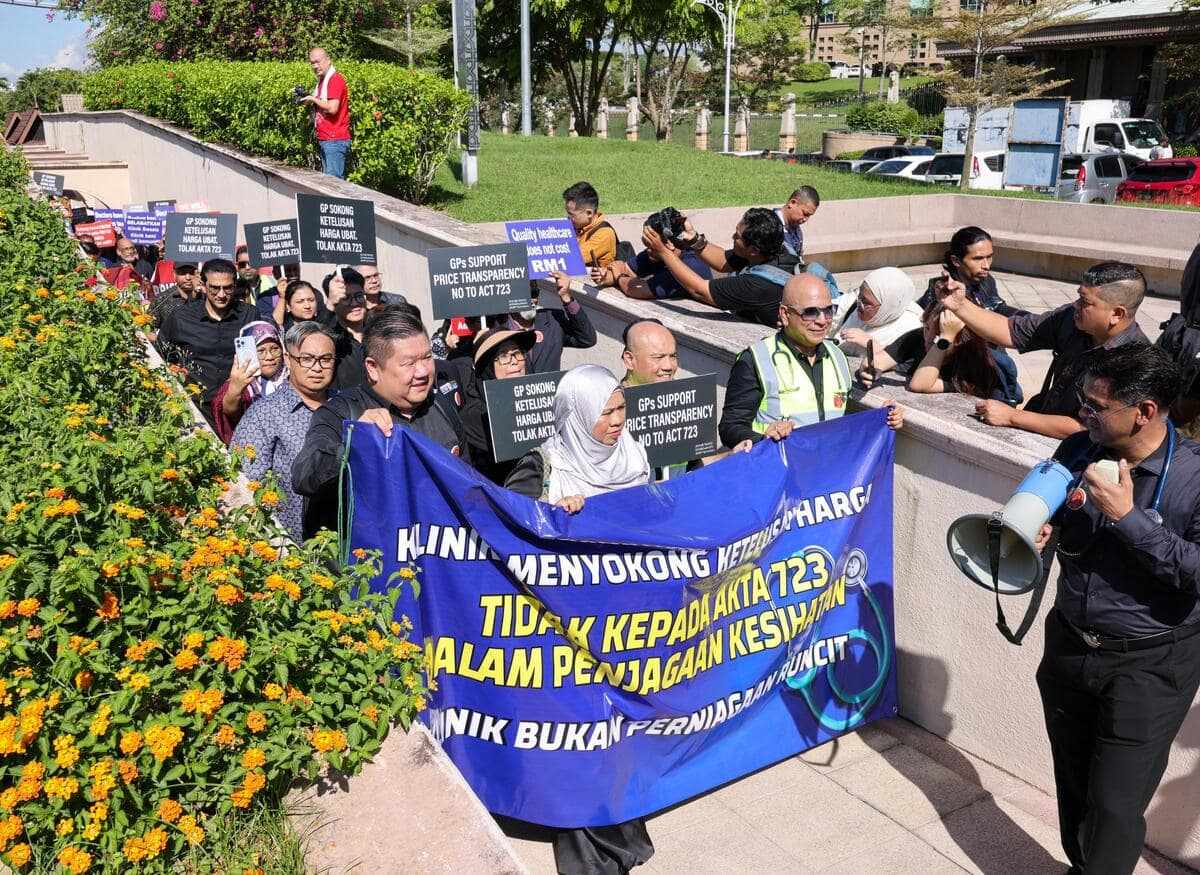 மருந்து விலைப்பட்டியலை மக்களின் பார்வைக்கு வைப்பதா? - நடப்பு விதிமுறையை எதிர்த்து 700 க்கும் மேற்பட்ட மருத்துவர்கள் புத்ராஜெயாவில் ஆட்சேப மறியல்