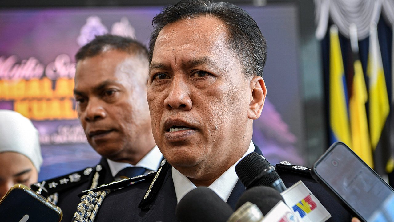 மிரட்டியதாகக் கூறப்படும் நபர் நாளை குற்றம் சாட்டப்படுகிறார்