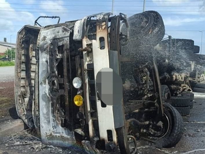 லோரி தீப்பிடித்துக் கொண்டதில் ஓட்டுநர் கருகி மாண்டார்