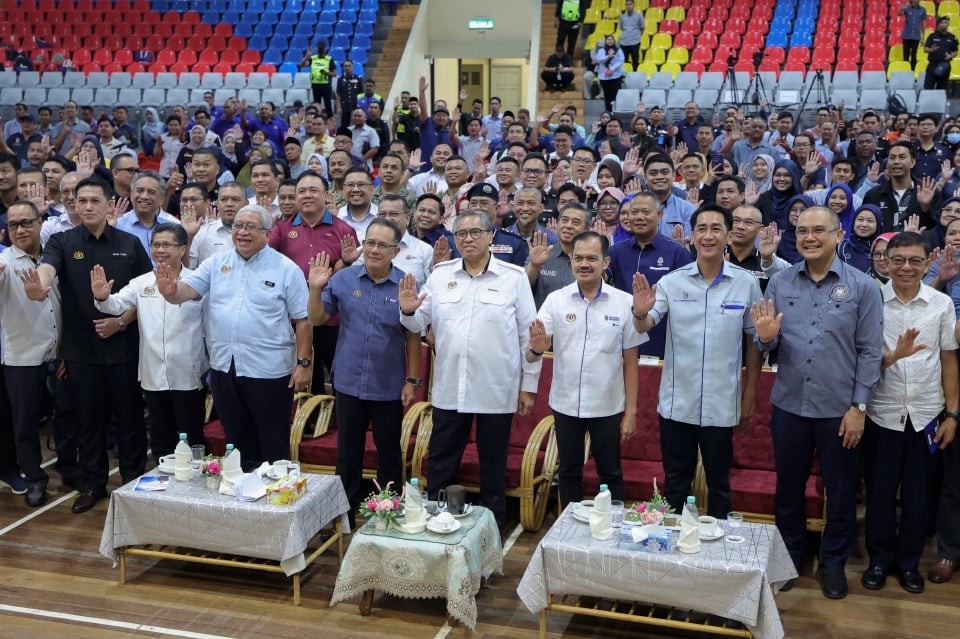 அரசு ஊழியர்கள் உலக அரங்கில் தொழில்துறை தூதர்களாகச் செயல்பட வேண்டும்