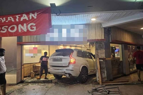 வாகனம் உணவகத்திற்குள் நுழைந்தது, மூதாட்டி மரணம்