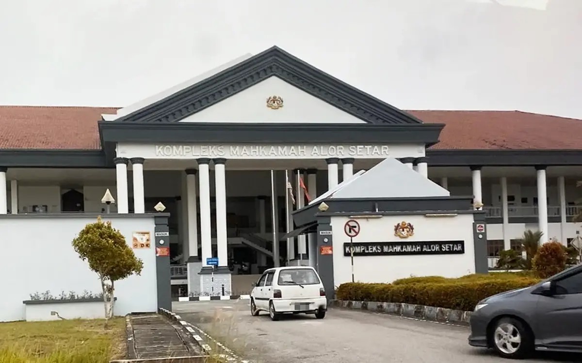 நம்பிக்கை மோசடி செய்ததாக முன்னாள் வங்கி ஊழியர் மீது குற்றச்சாட்டு