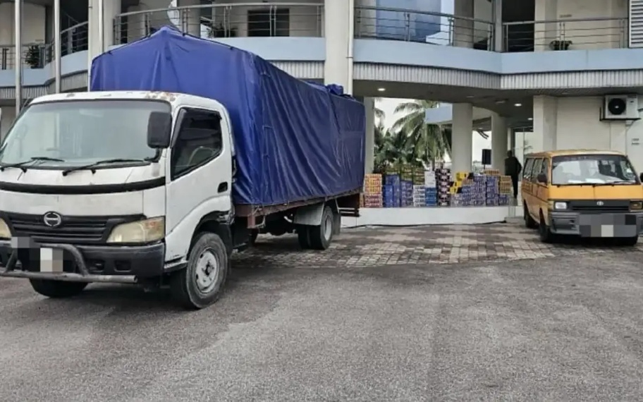 மதுபானம் கடத்தப்படுவதற்குப் பள்ளி வேன் பயன்படுத்தப்பட்டுள்ளது