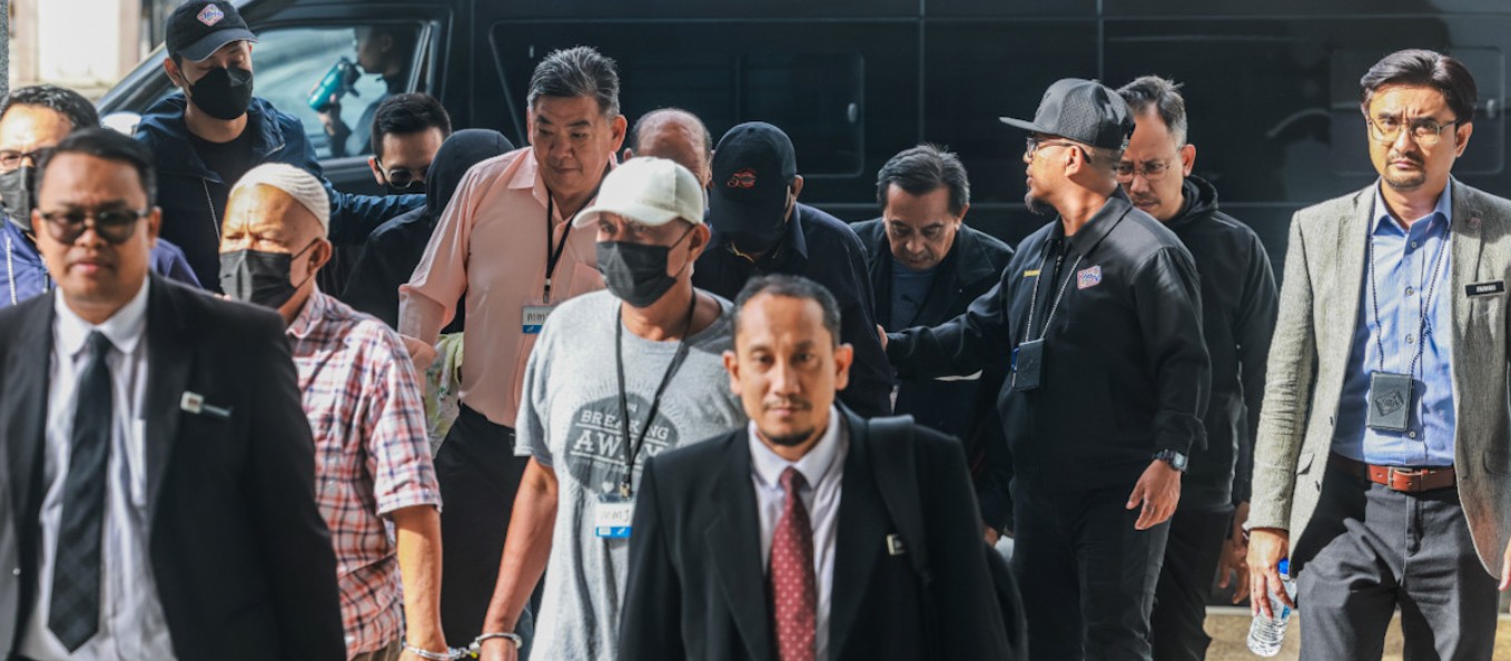 பொய்யானத் தகவல்கள் தந்ததற்காக அறுவருக்கு அபராதம்