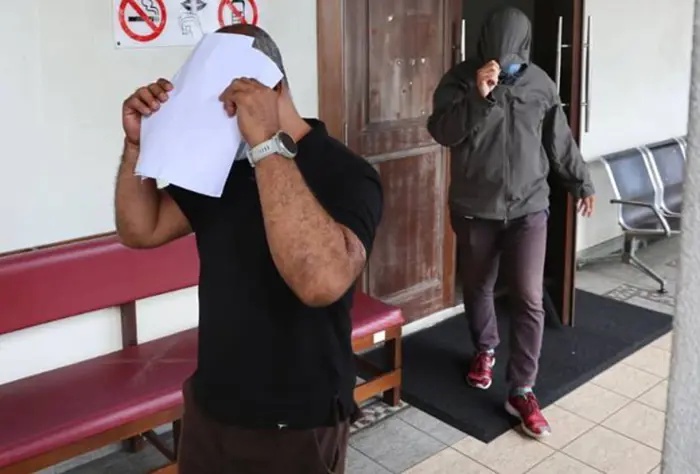 ஆயிரம் ரிங்கிட் கேட்டு மிரட்டியதாக இரு போலீஸ்காரர்கள் மீது குற்றச்சாட்டு