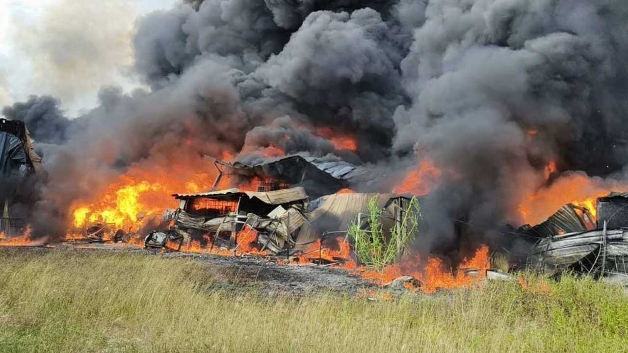 தீ விபத்தில் சாயம் சேமிப்பு கிடங்கு 70 விழுக்காடு அழிந்தது