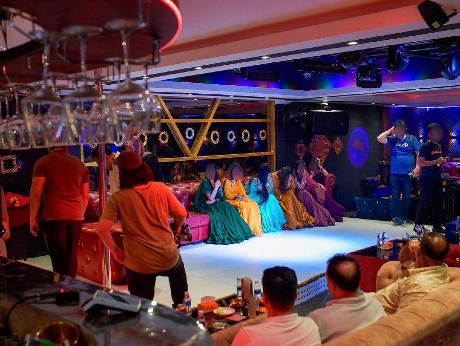 பாலிவூட் நடனக் கேளிக்கை : 10 வெளிநாட்டினர் கைது