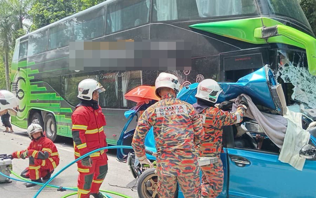 கார், பேருந்துடன் மோதியதில் மூவர் உயிரிழந்தனர்