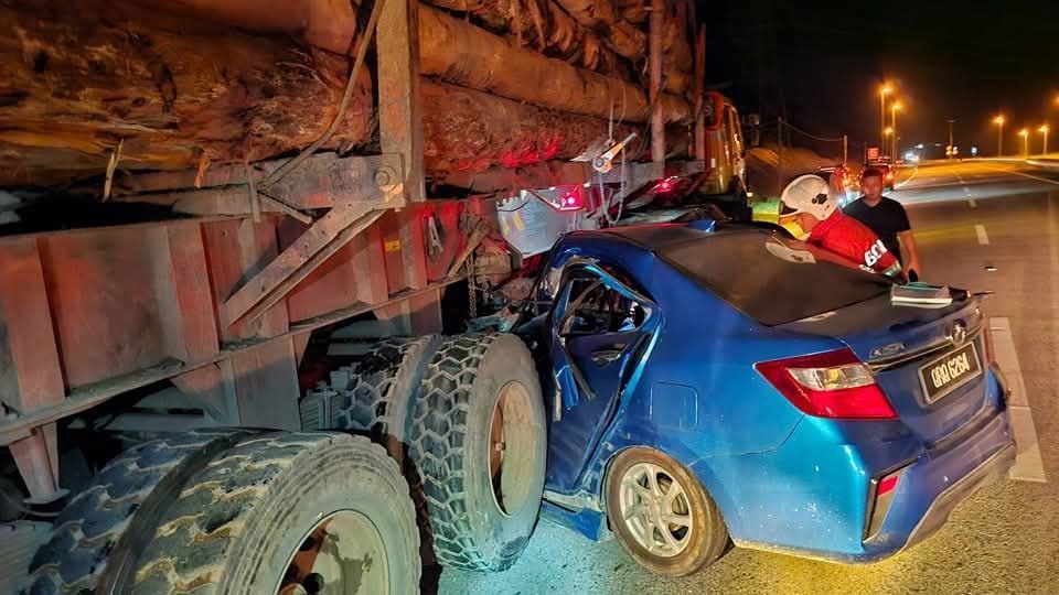 மரலோரியின் அடியில் கார் நுழைந்து விபத்து, மாது உயிர் தப்பினார்