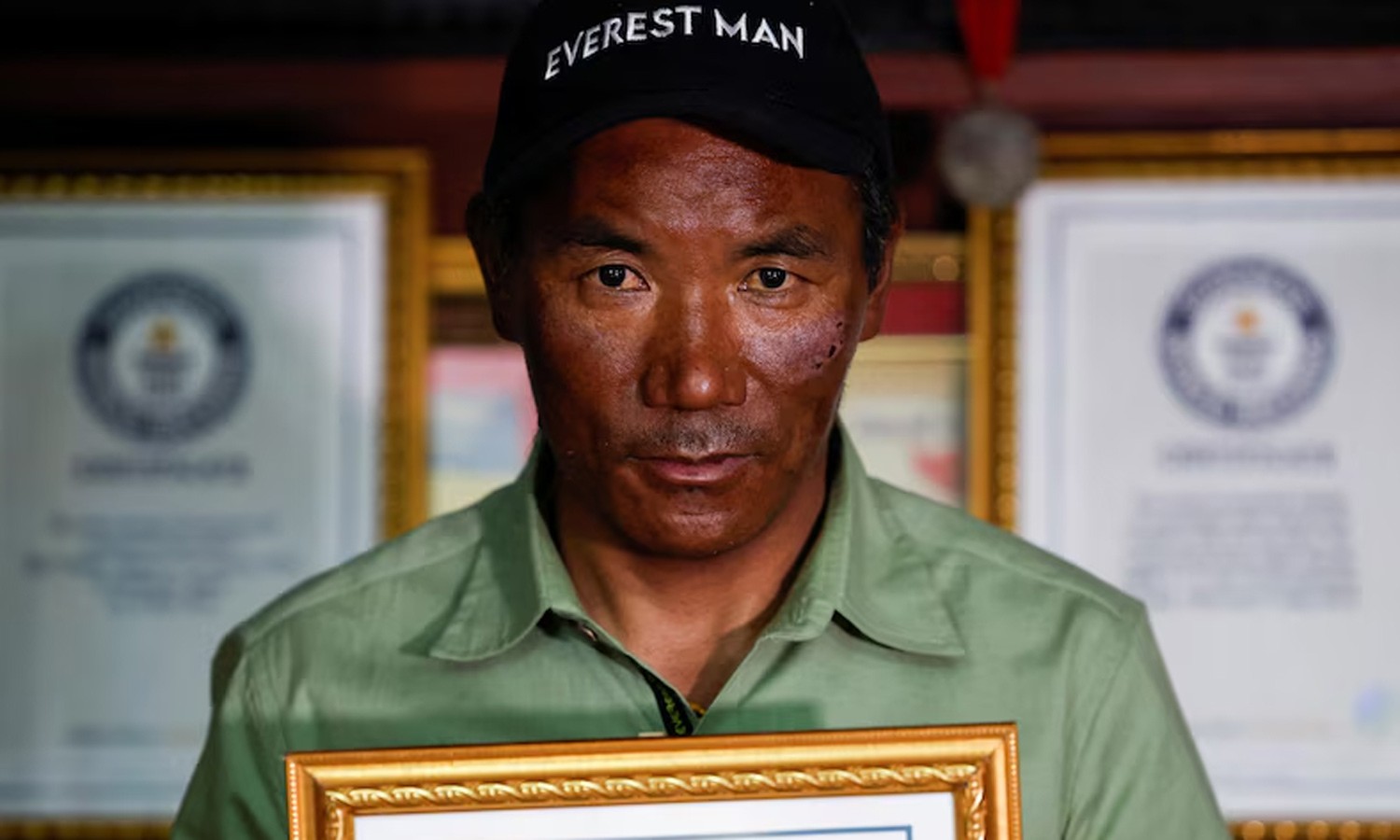 55 வயதில் 31-வது முறையாக எவரெஸ்ட் சிகரத்தில் ஏறி சாதனை