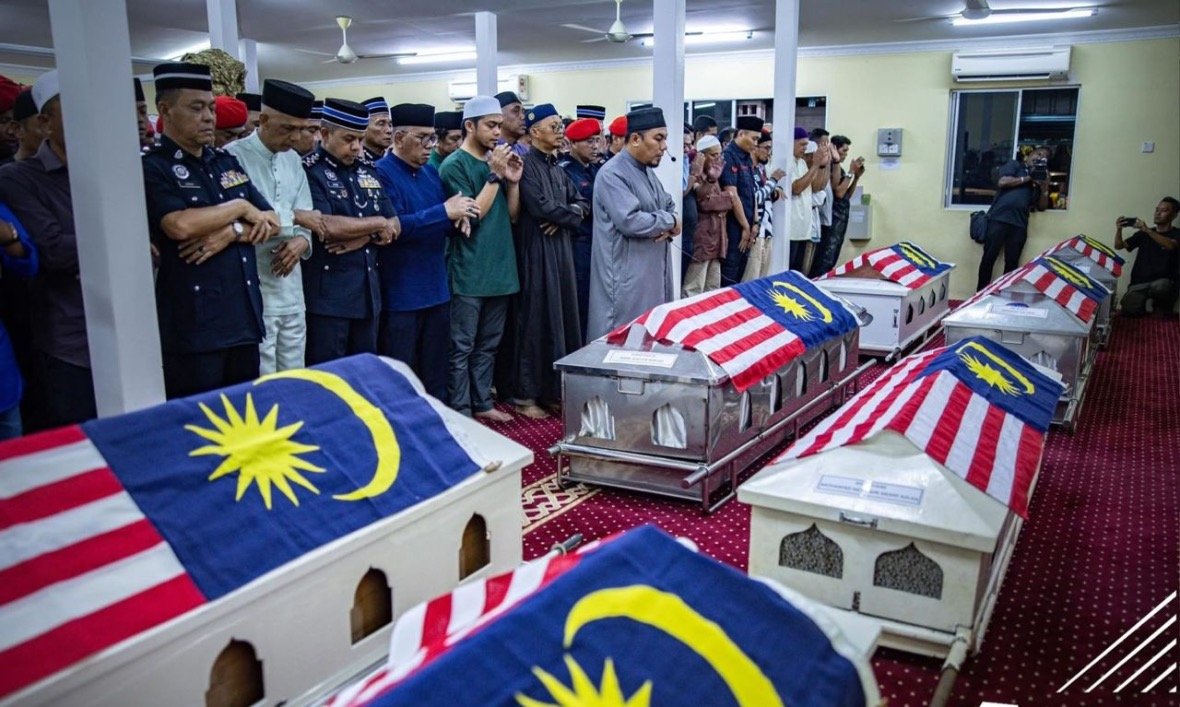 9 வீரர்களுக்கு போலீஸ் சடங்கில் இறுதி மரியாதை செலுத்தப்பட்டது