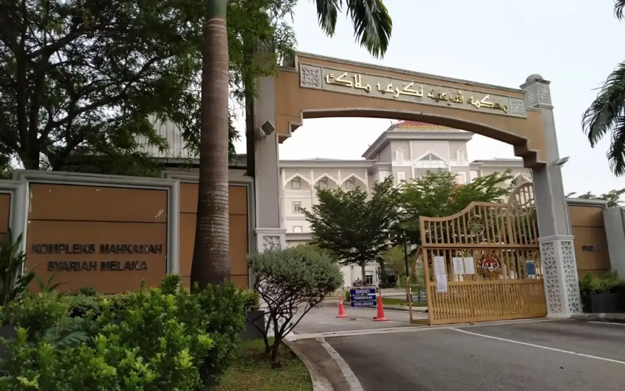 ஒழுங்கீன நடவடிக்கையில் ஈடுபட்டதற்காக ஆசிரியைக்கும், எலெக்ட்ரிஷனுக்கும் தலா 5 ஆயிரம் ரிங்கிட் அபராதம்