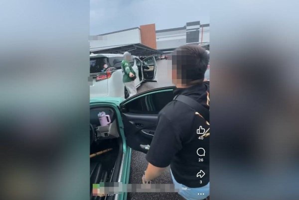 கார் நிறுத்தும் இடத்திற்காக இரண்டு ஆடவர்கள் குத்திக் கொண்டனர்