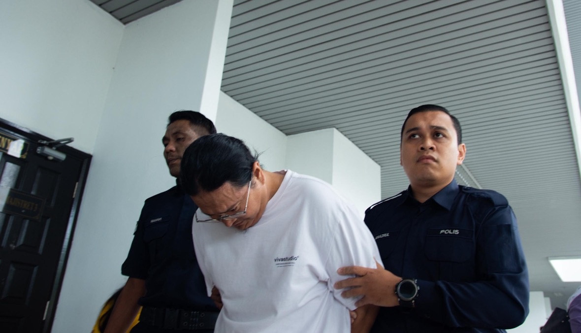 ஆபாச விசிடி படங்களை விற்பனை செய்ததாக நபர் மீது குற்றச்சாட்டு