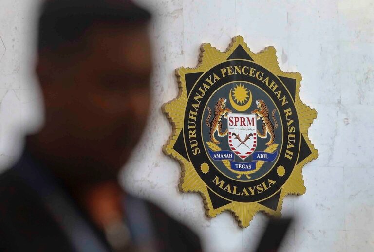 உள்துறை அமைச்சின் இரண்டு அதிகாரிகள் கைது