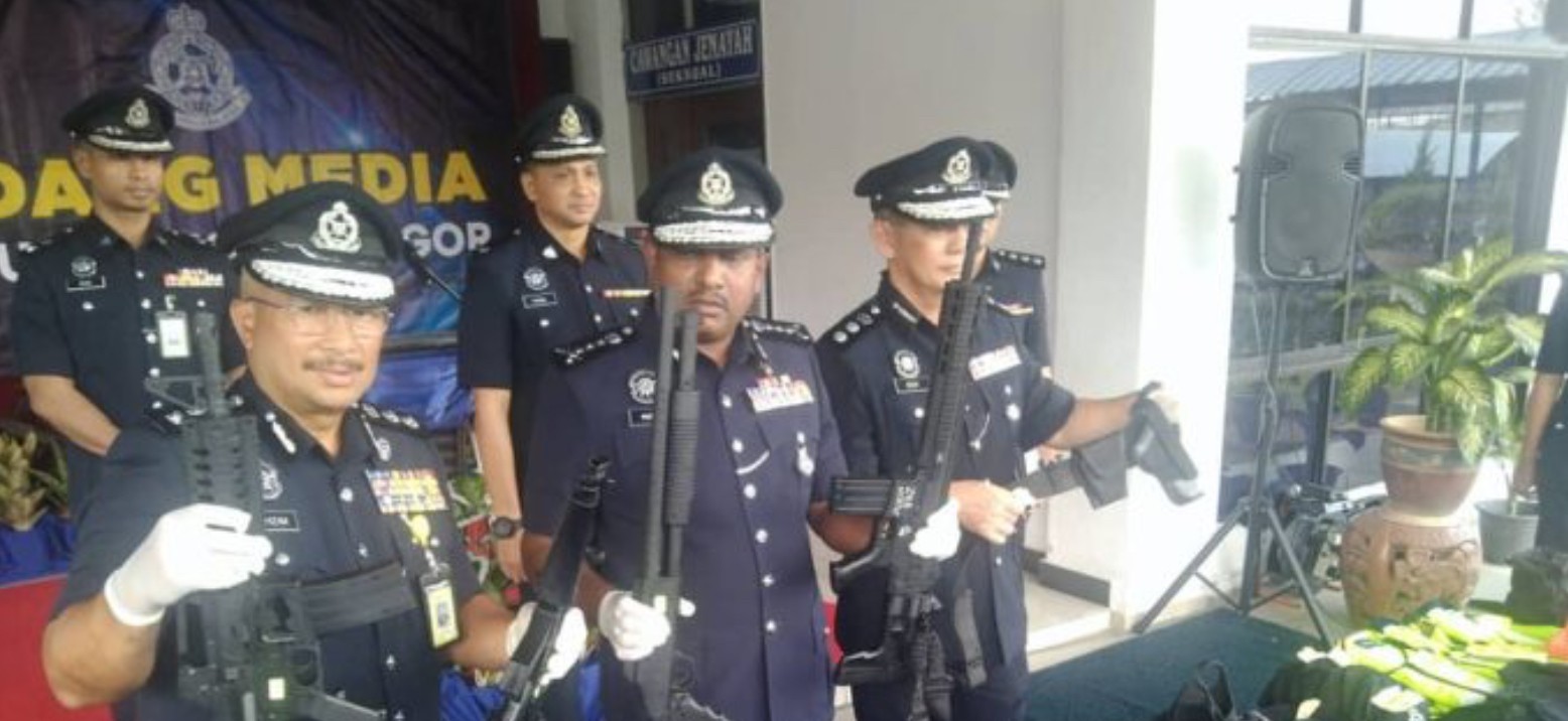 போலீஸ்காரர்களைப் போல் வேடமேற்ற மூவர் கைது