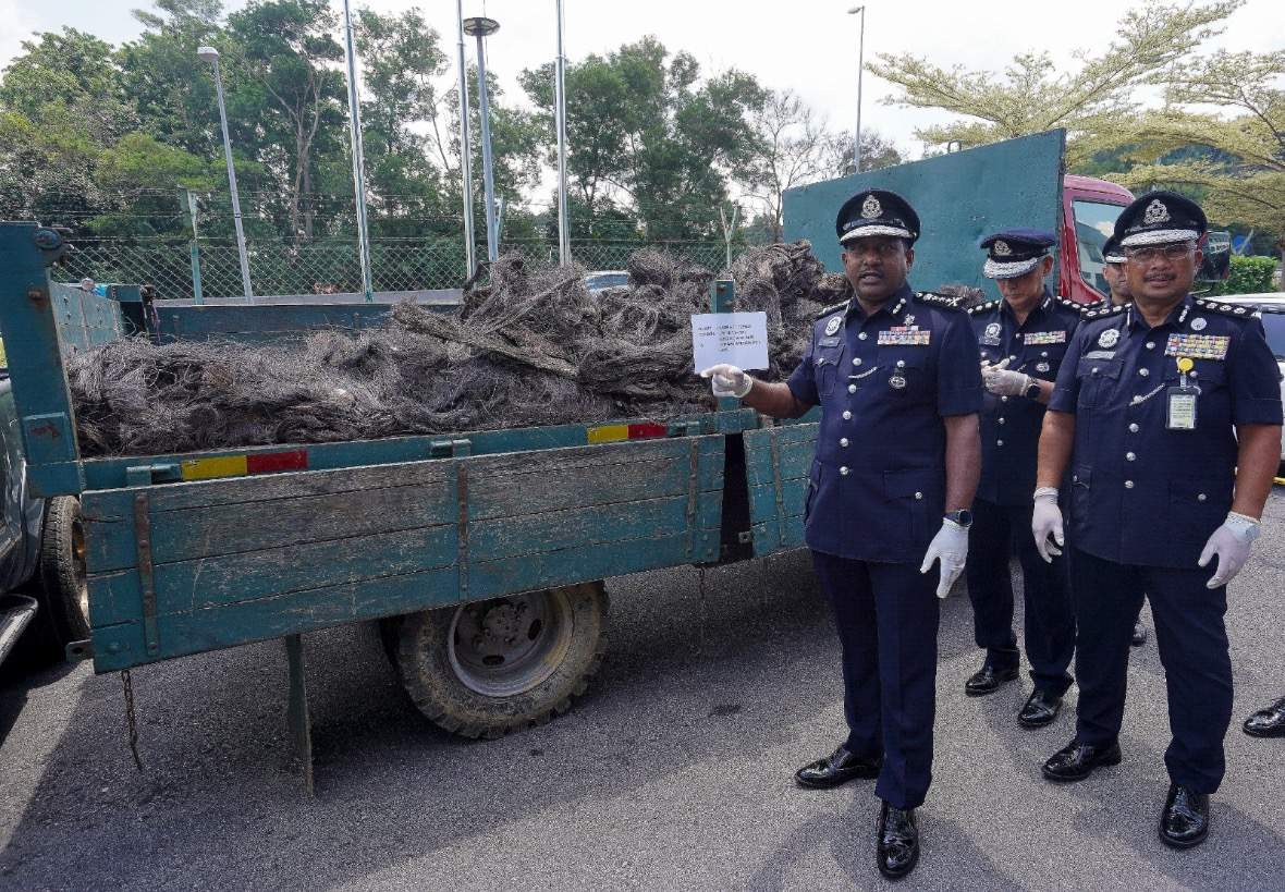 ஐந்து போலீஸ்காரர்கள் உட்பட 15 பேர் கைது