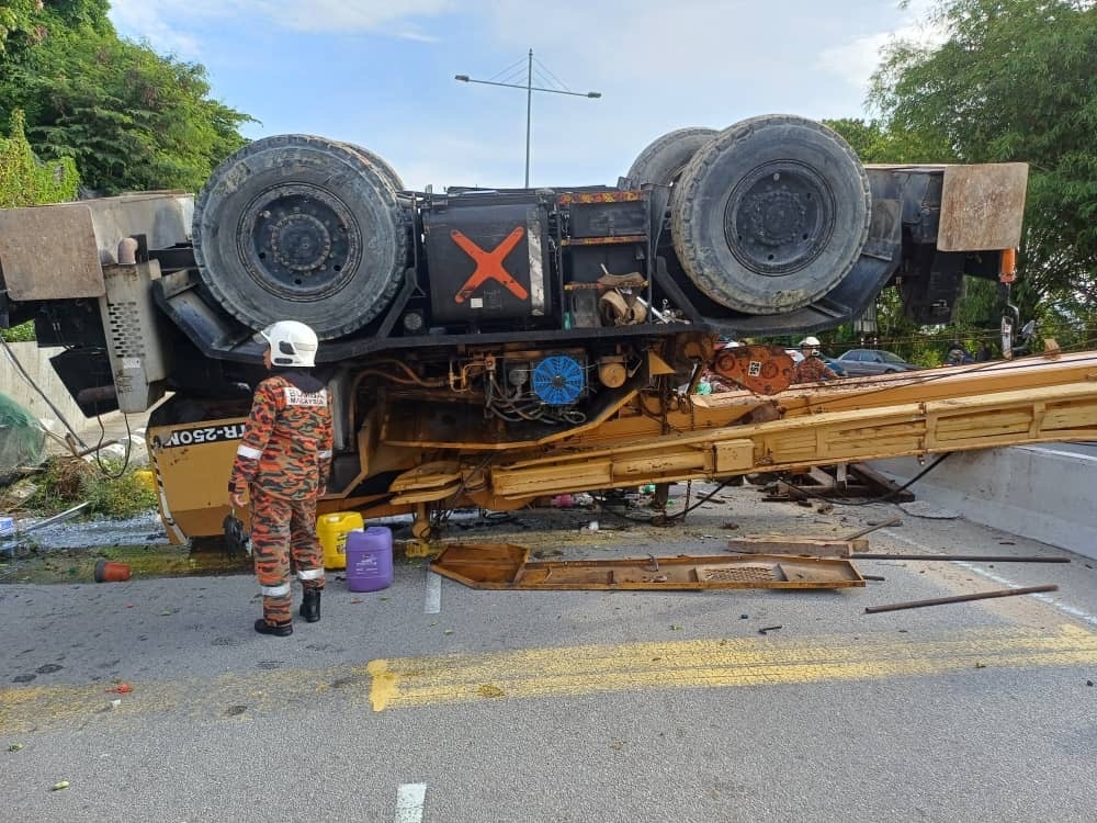 பாரந்தூக்கி இயந்திர வண்டி குடை சாய்ந்தது: ஓட்டுநர் காயம்