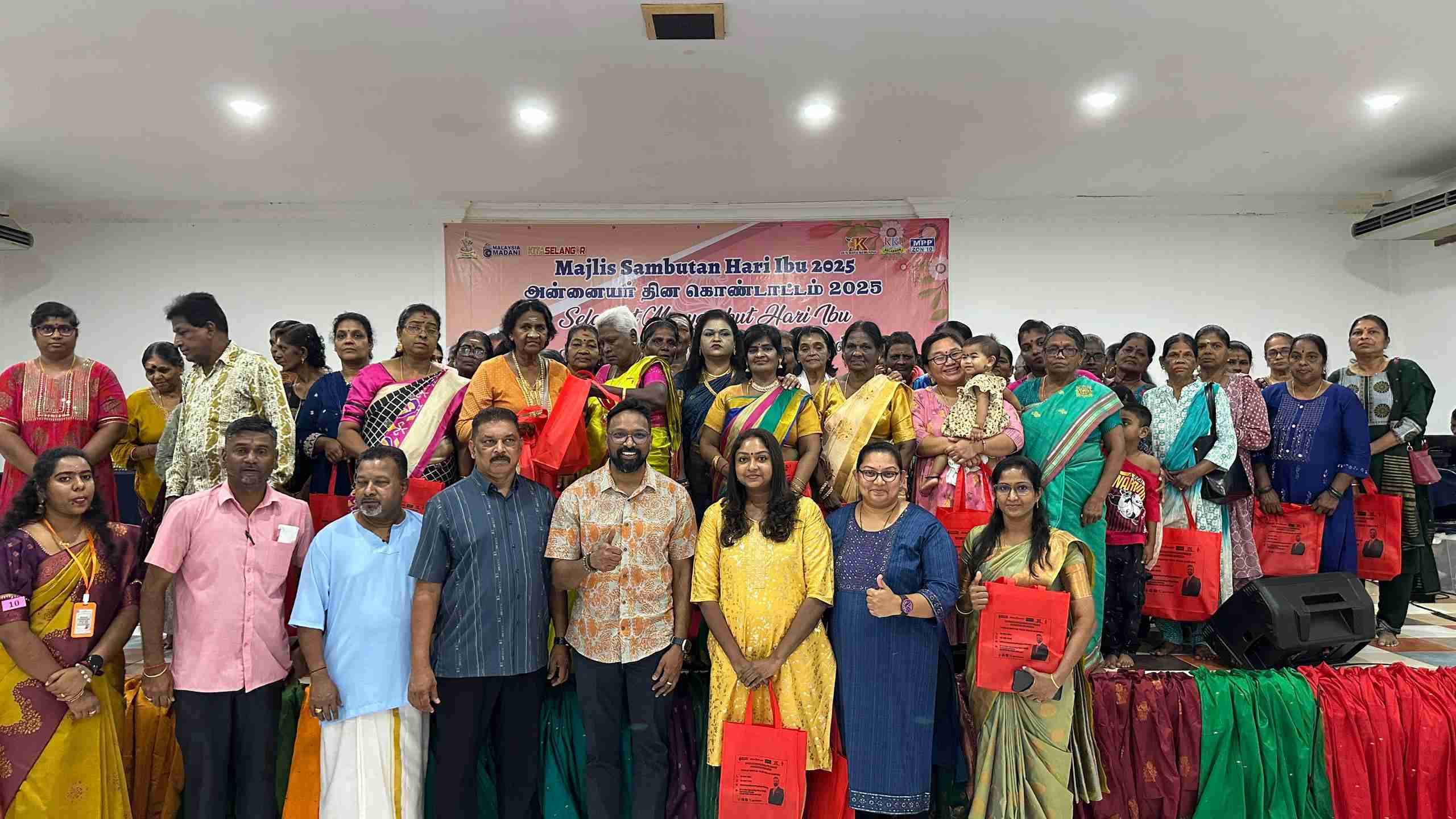 தாயைப் போல் குடும்பத்தை வழி நடத்த யாரும் இல்லை இவ்வுலகினிலேயே! அன்னையர் தின விழாவில் பிரகாஷ் புகழாரம்