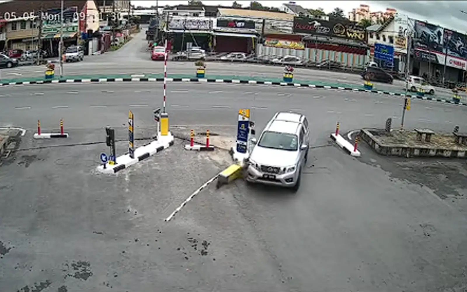 தானியங்கித் தடுப்பை மோதி சேதப்படுத்திய நபர் தேடப்படுகிறார்