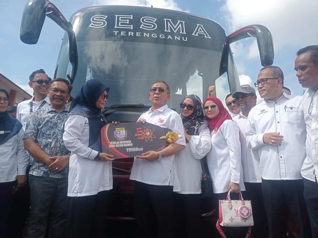 முன்னாள் மாணவர் சங்கம் பேருந்தை அன்பளிப்பாக வழங்கியது