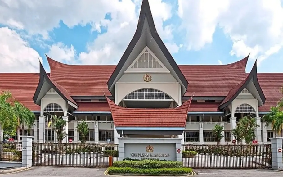 பாலியல் பலாத்காரம் புரிந்ததாக ஆசிரியர் மீது குற்றச்சாட்டு