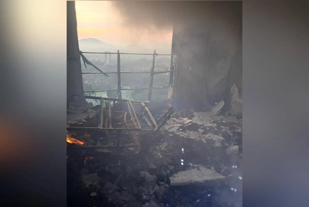 கொண்டோமினியம் வீடு தீப்பற்றிக் கொண்டது:  மூவருக்கு மூச்சுத் திணறல்