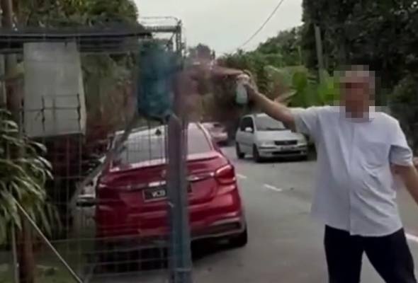 சாயம் தெளித்த ஆடவர் தடுத்து வைக்கப்பட்டார்