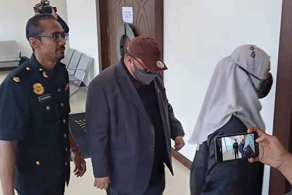 அதிகாரத் துஷ்பிரயோகம்: முன்னாள் செயலாளர் மீது குற்றச்சாட்டு