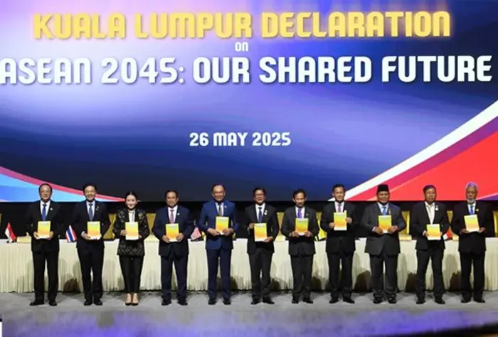 எதிர்காலம் மீதான கோலாலம்பூர் பிரகடனத்தில், 10 ஆசியான் தலைவர்கள் கையெழுத்திட்டனர்