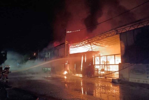 ஐந்து தொழிற்சாலைகள் அழிந்தன