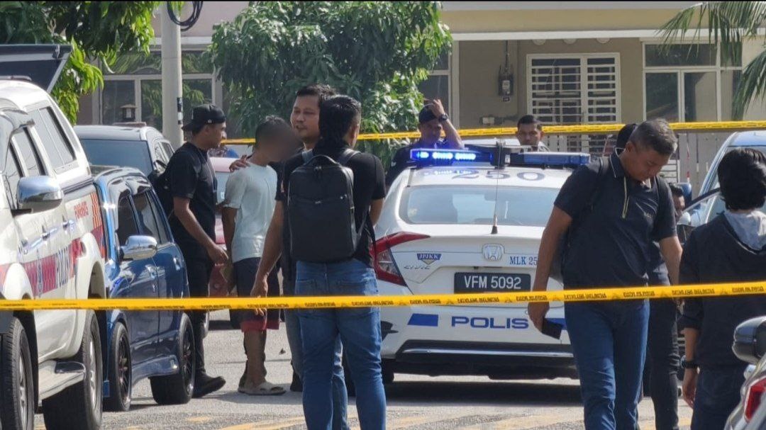 தாயும், மகனும் வெட்டிக் கொலை:  17 வயது மகன் கைது