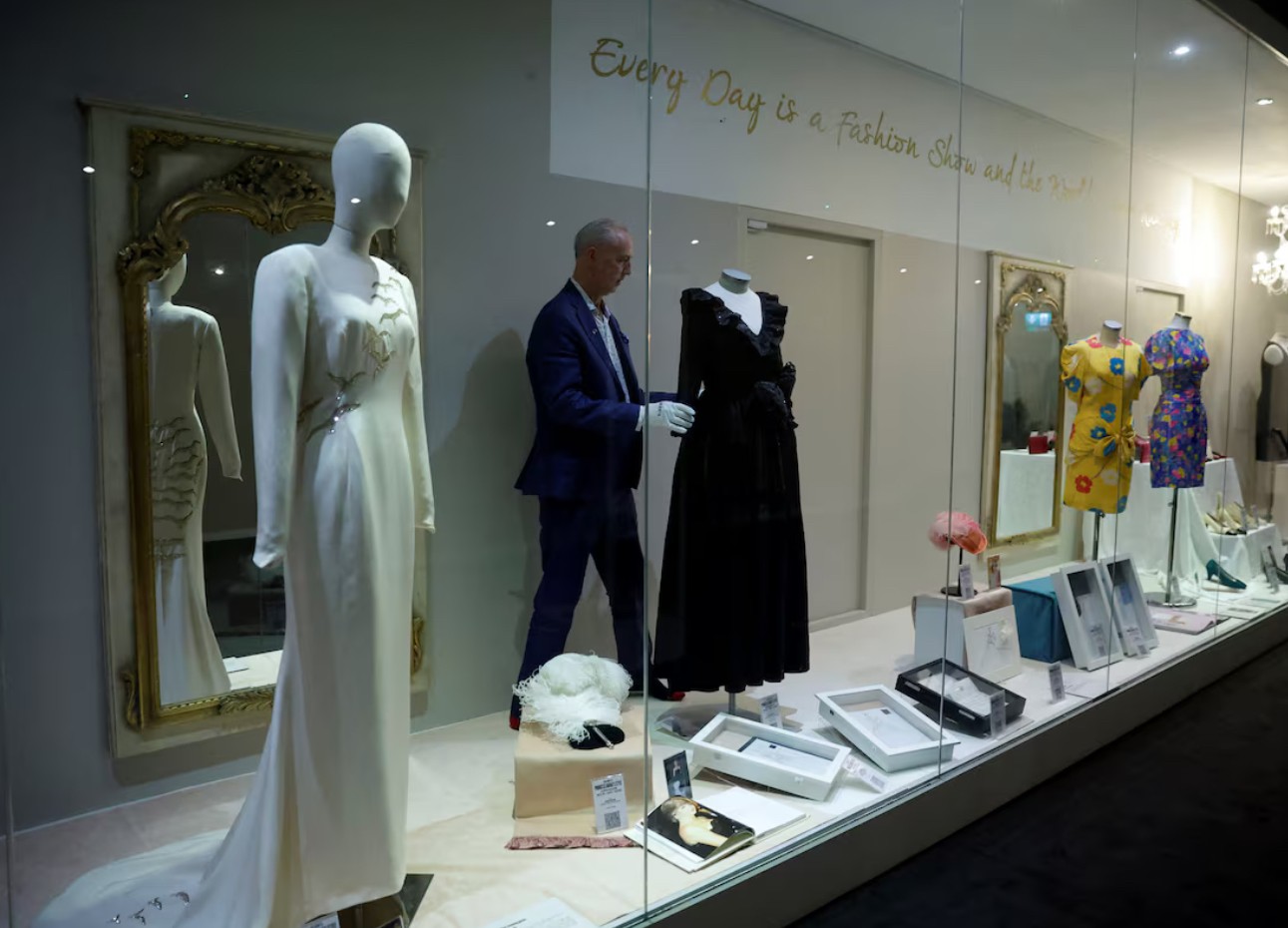 இளவரசி டயானாவின் ஆடைகள் ஏலத்திற்கு வரவுள்ளன