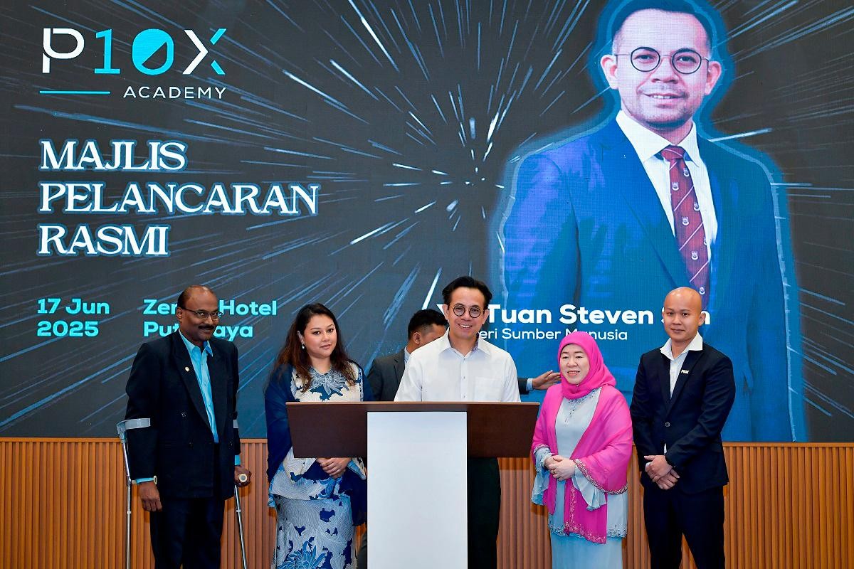 தொழிலாளர்களின் திறன்களை மேம்படுத்துவதில் அரசு உறுதி பூண்டுள்ளது என்று சிம் கூறுகிறார்