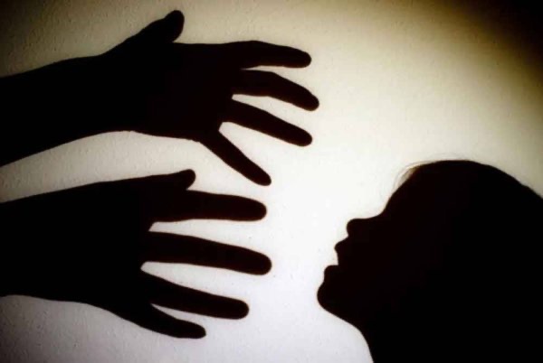 சிறுவன் சித்ரவதை: தாயாரும், வளர்ப்புத் தந்தையும் கைது