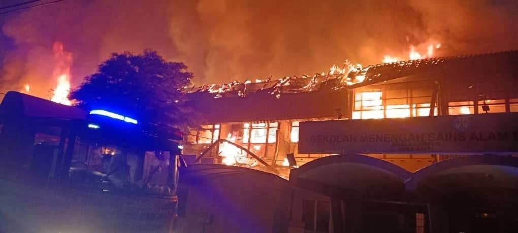 பள்ளி நிர்வாகக் கட்டிடம் சாம்பலானது