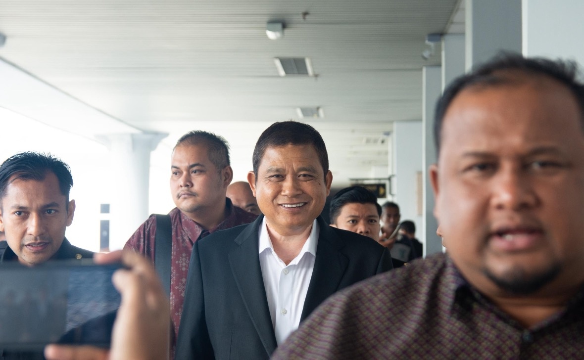 சொகுசு வாகனத்தை அன்பளிப்பாகப் பெற்றதாக மேலவையின் முன்னாள் துணைத் தலைவர் மீது குற்றச்சாட்டு