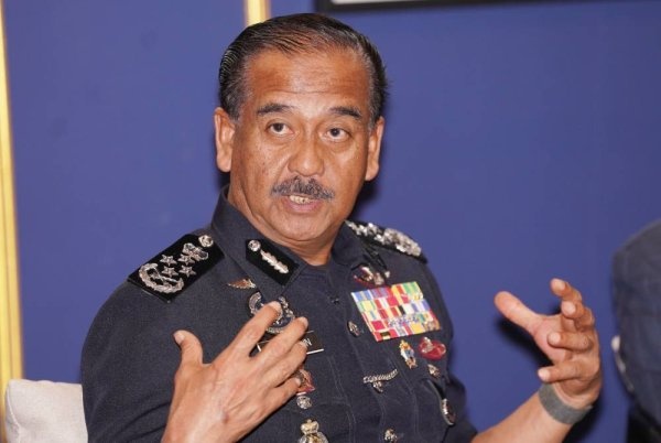 பாடகரும், அவரின் இரு நண்பர்களும் விசாரணை செய்யப்பட்டு வருகின்றனர்