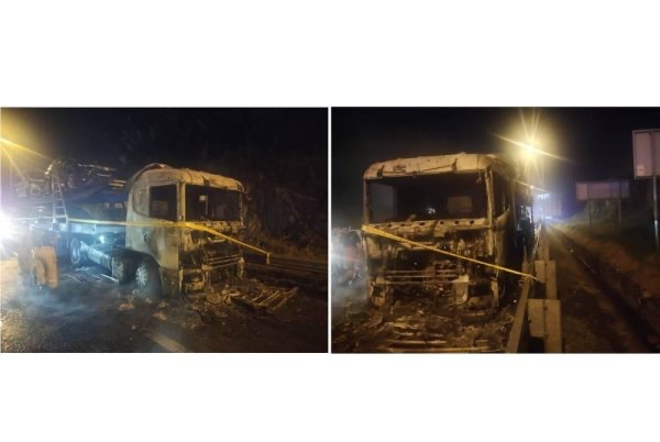 ஆடம்பரக் கார்களை ஏற்றி வந்த டிரெய்லர் லோரி தீக்கிரையானது