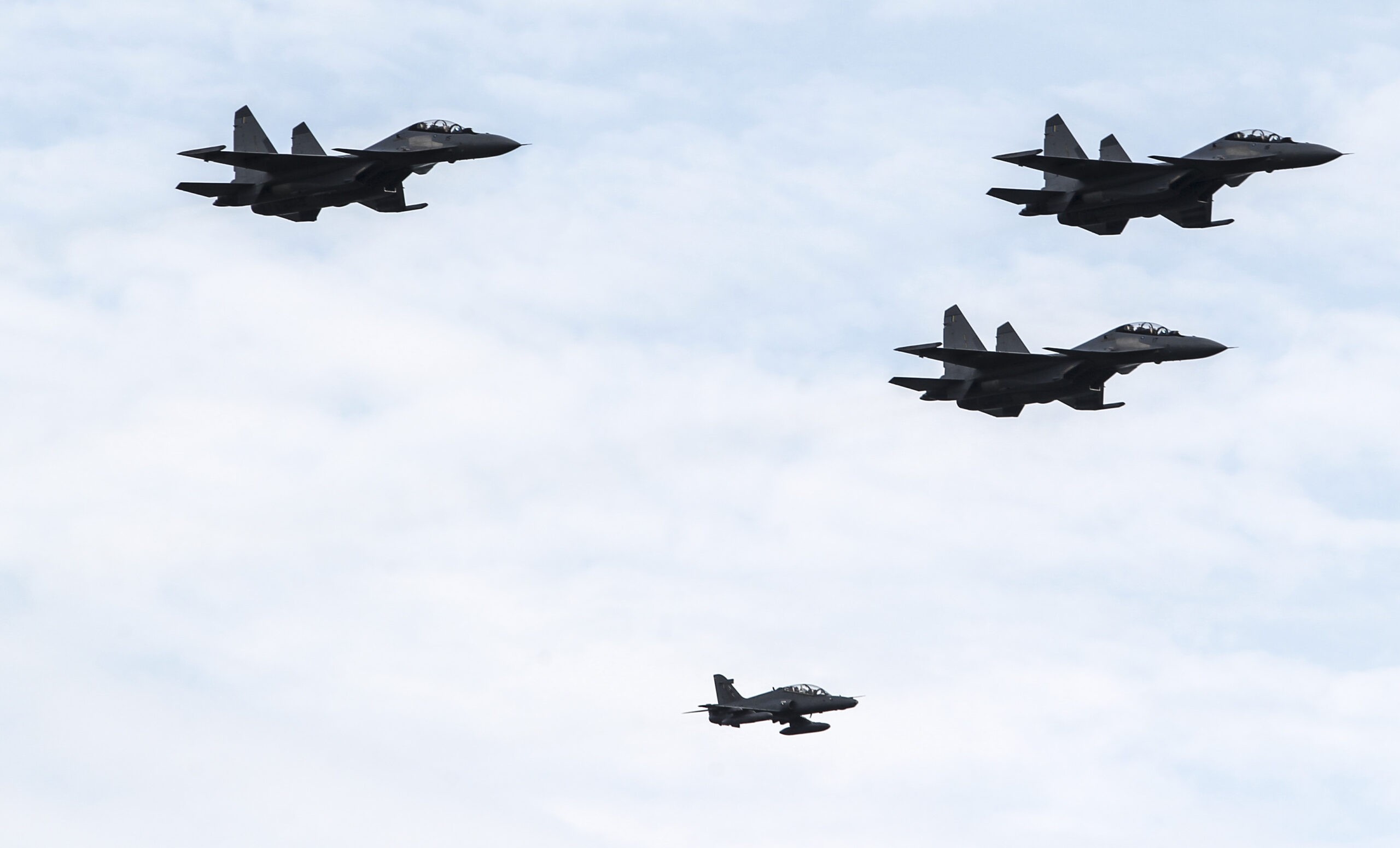 போர்ப்படை விமானங்கள் தாழ்வாகப் பறந்தால், பொது மக்கள் பீதி அடைய வேண்டாம்!