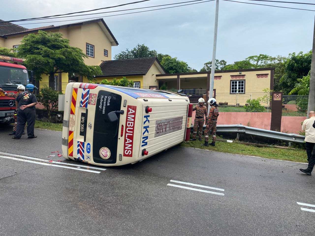 ஆம்புலன்ஸ் தடம் புரண்டது, மருத்துவ உதவியாளர் காயம்